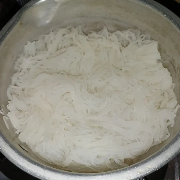Rebus bihun sampai matang, angkat dan tiriskan.