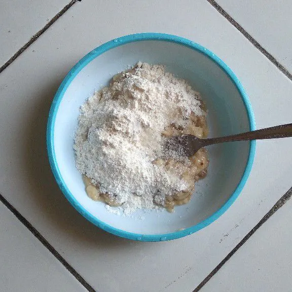 Tambahkan tepung terigu, tepung maizena, gula pasir, dan garam. Aduk hingga rata.