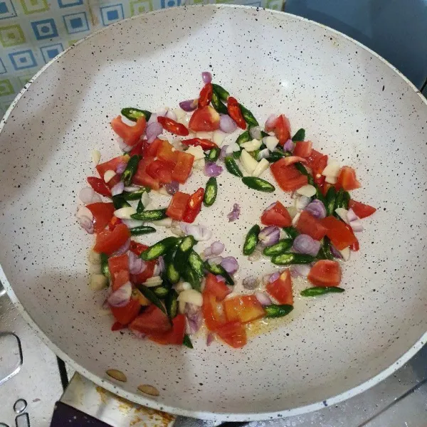 Tumis bawang merah, bawang putih, cabe ijo, cabe merah & tomat sampe harum & layu.