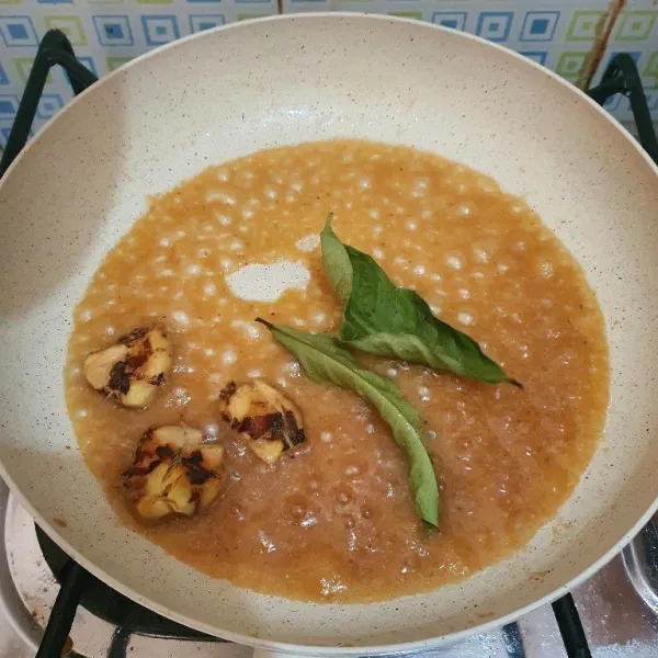 Masukkan daun salam dan lengkuas, tumis sampe harum.