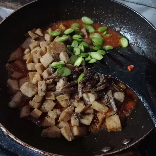 Masukan gembus goreng, teri goreng dan pete aduk sampai tercampur rata.