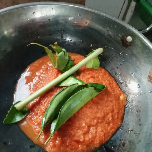 Tambahkan bumbu aromatik.