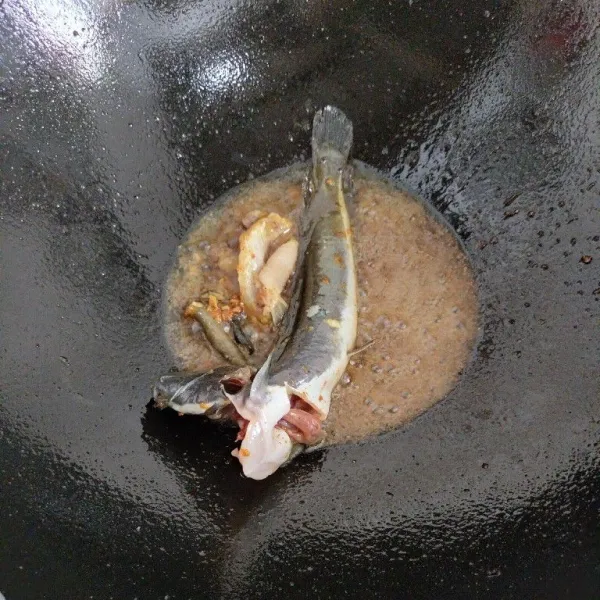 Goreng ikan lele pada minyak panas hingga matang, angkat dan tiriskan.