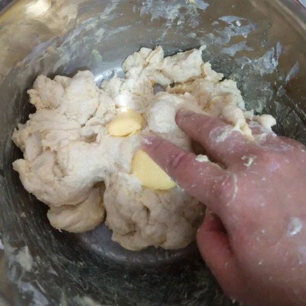 Masukkan garam dan butter. Uleni sampai kalis elastis.