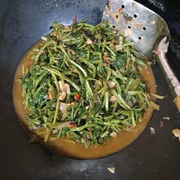 Beri garam dan kaldu bubuk, aduk rata. Masak hingga kangkung matang. Siap dihidangkan.