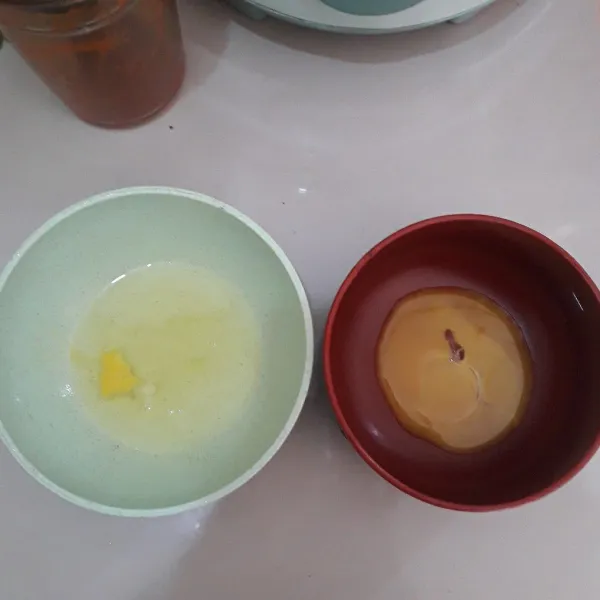 Pecahkan telur ke dalam mangkuk, pisahkan kuning telurnya.