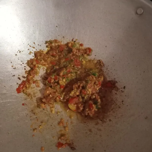 Panaskan minyak, tumis bumbu yang telah dihaluskan.