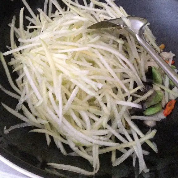 Tambahkan pepaya serut.