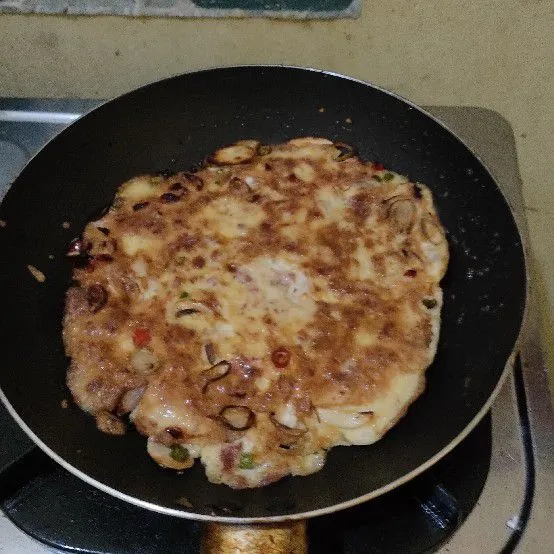 Balik dan masak hingga matang, angkat dan sajikan.