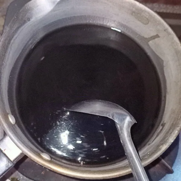 Masak agar-agar cincau sesuai petunjuk kemasan.