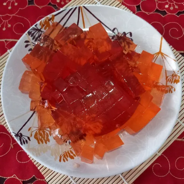 Keluarkan jelly yang telah di diamkan di kulkas selama 30 menit. Potong jelly secara dadu.