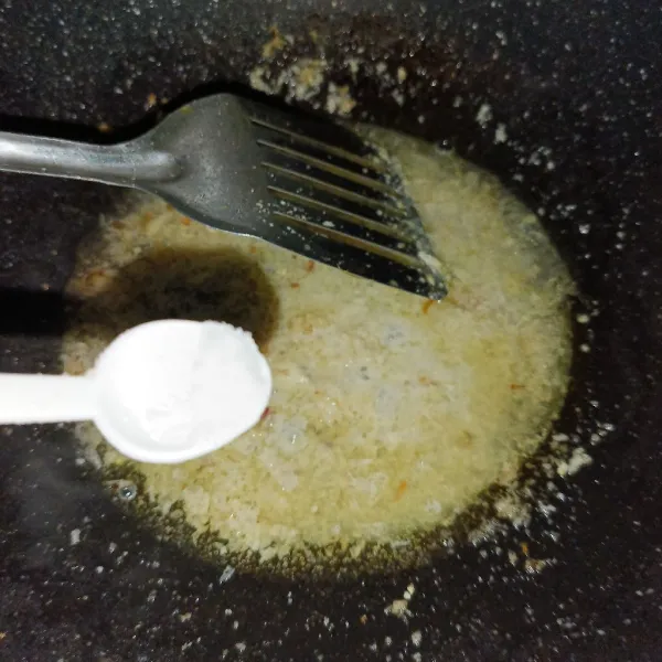 Tuang air dan bumbui dengan garam, lada bubuk, gula pasir dan kaldu jamur.