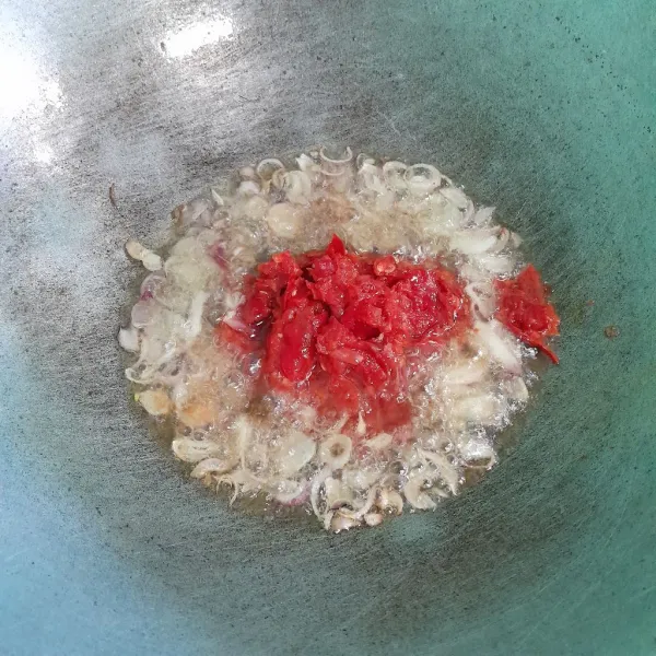 Masukkan cabe giling halus.