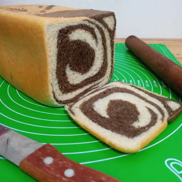 Setelah matang, keluarkan dari loyang. Tunggu dingin baru dipotong.