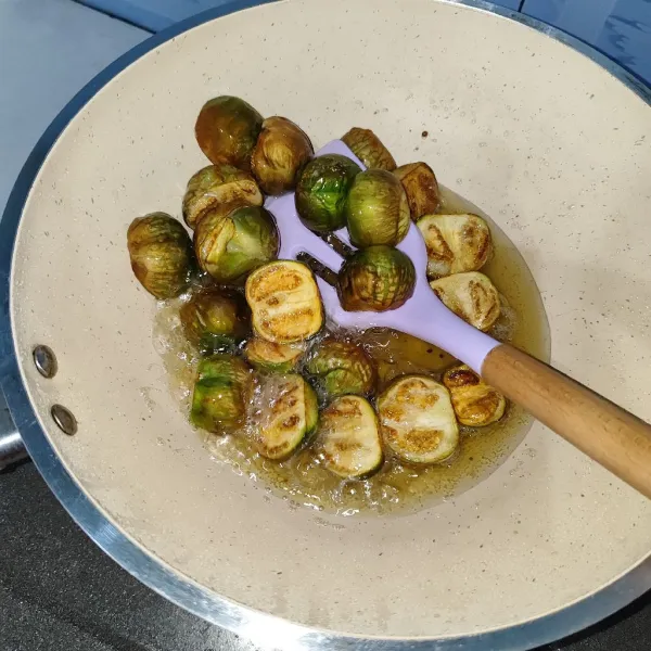 Goreng terong sampai berubah warna kecoklatan, karna aku lebih suka setengah hangus.