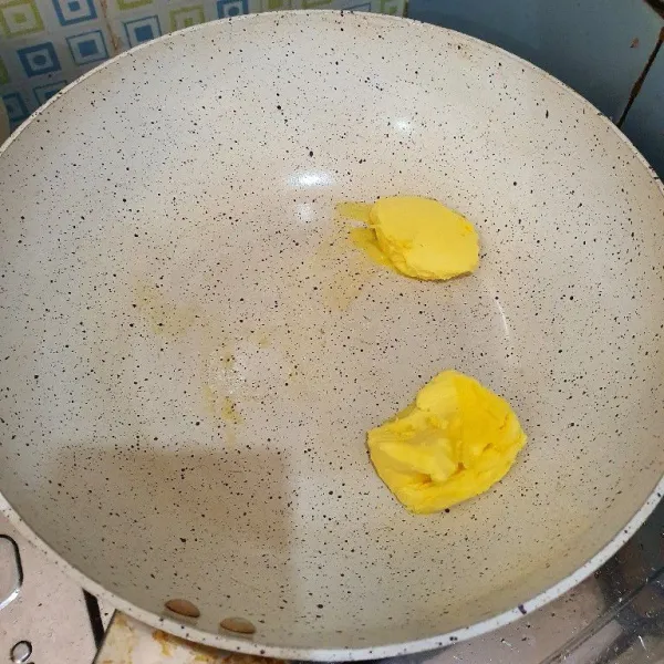 Panaskan margarin hingga meleleh.