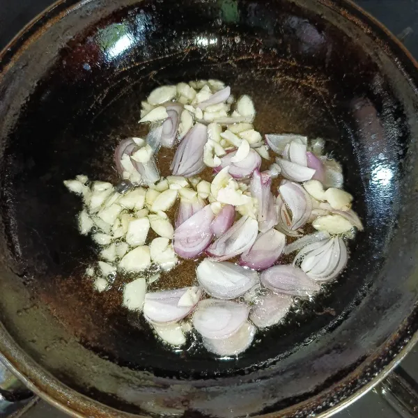 Iris tipis bawang merah dan cincang bawang putih, lalu tumis sampai harum.