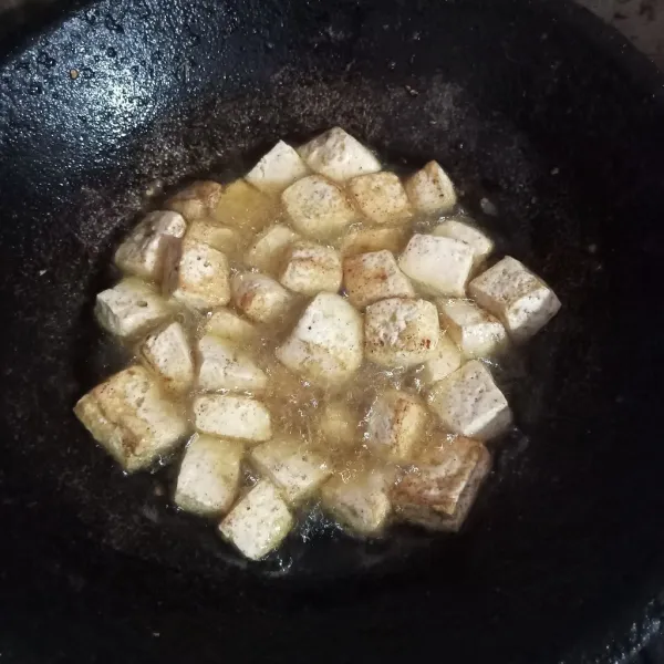 Goreng tahu yang telah dipotong.