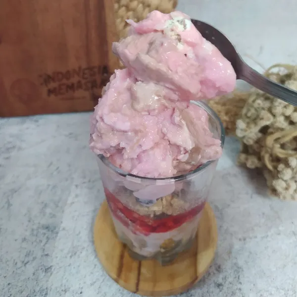 Beri topping es krim yoghurt rasa buah dan snack wafer roll. Sajikan.