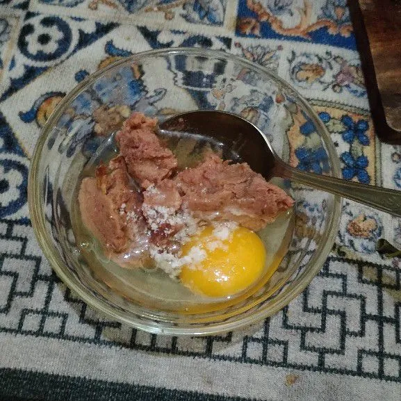 Campur telur, kornet, penyedap dan garam, aduk hingga tercampur rata.