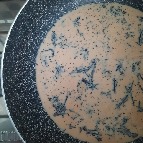Masak hingga shimering atau nampak akan mendidih pada bagian pinggirnya.