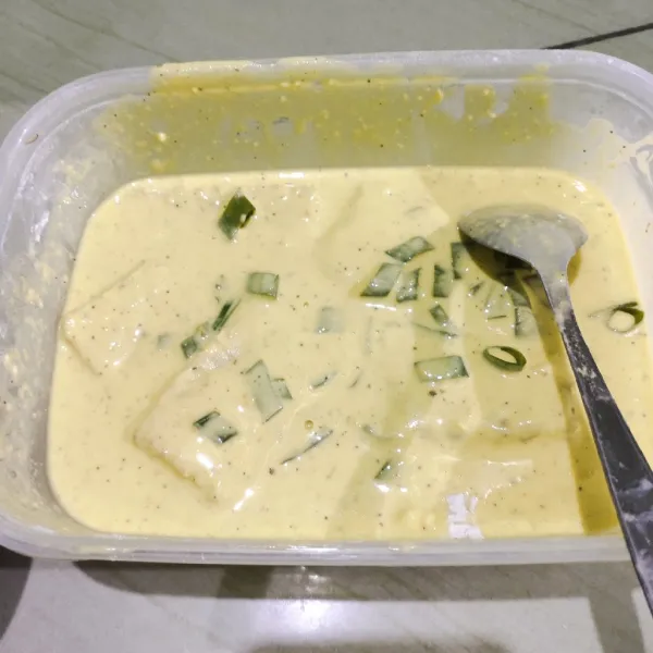 Kemudian campurkan tepung, bumbu halus, tempe dan daun bawang yang telah dipotong-potong. Tunggu 5 menit supaya bumbu meresap ke tempe.