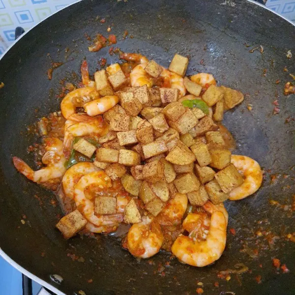 Tambahkan kentang goreng, aduk rata.