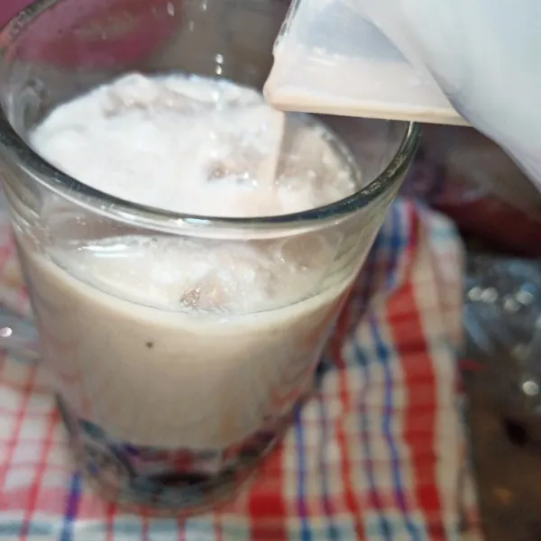 Tuangkan cairan susu.