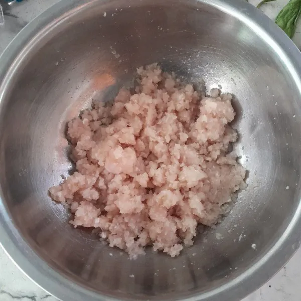 Siapkan daging ikan kakap putih, masukkan putih telur, garam, merica, dan air es. Aduk rata.