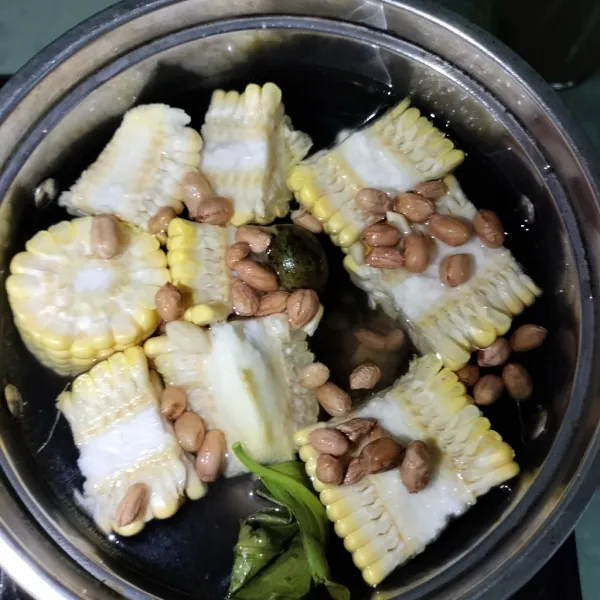 Kemudian masukkan kacang.