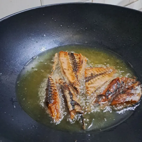 Cuci ikan tiriskan lalu goreng.