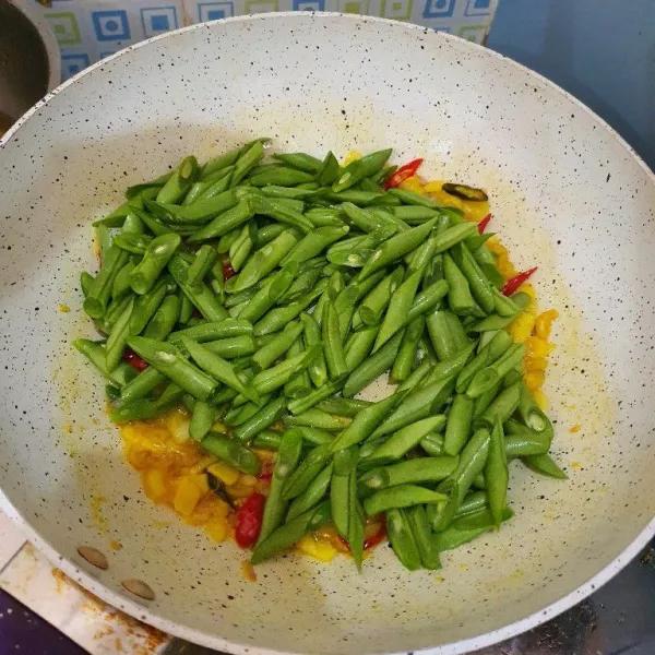 Masukkan buncis, aduk rata.