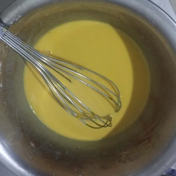 Tuang mentega cair, aduk rata. Kemudian saring adonan sebelum digunakan.