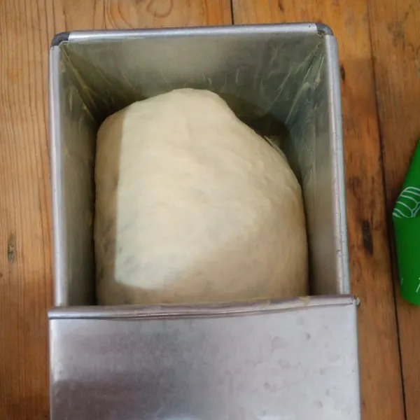 Setelah mengembang 2x, tutup loyangnya.