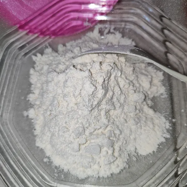 Masukan tepung serbaguna kedalam wadah.