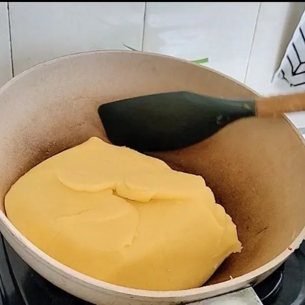 Tambahkan margarin, masak dengan api sedang hingga adonan kalis, air menyusut dan bisa dibentuk.