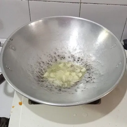 Tumis bawang merah putih sampai harum.
