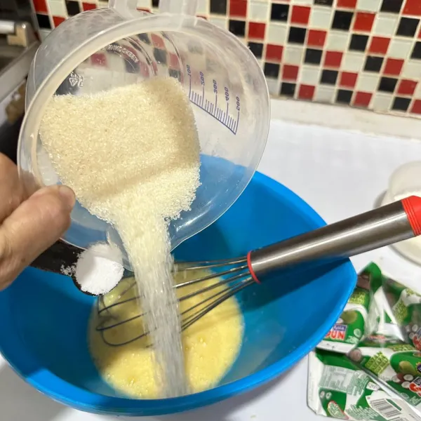 Masukkan gula pasir dan garam, kocok hingga larut.
