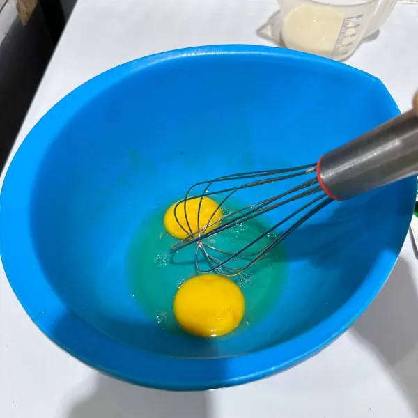 Kocok telur hingga mengembang, pakai whisk saja.