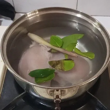 Rebus dada ayam fillet sampai empuk.