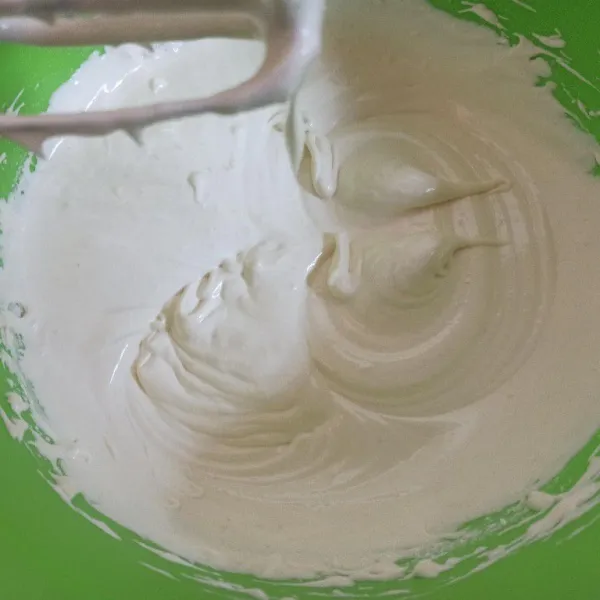 Selanjutnya masukkan tepung terigu, garam dan vanili bubuk mixer rata.