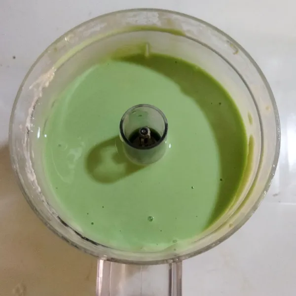 Masukan chopper, tambahkan tepung terigu, susu kental manis, soda kue, pasta pandan dan 300 ml air. Proses hingga tercampur rata.