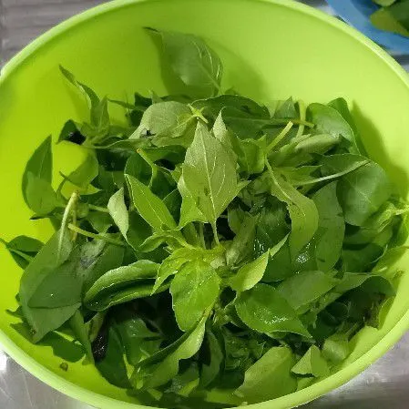Petiki daun kemangi lalu cuci bersih.