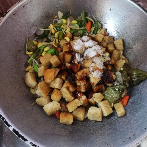 Selanjutnya masukkan tempe gembus, bumbui dengan garam, gula, kaldu jamur, saus tiram, dan kecap manis aduk rata.