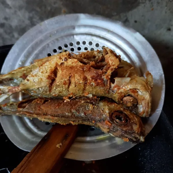 Goreng ikan kembung sampai garing.