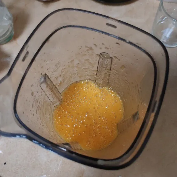 Blender satu buah mangga hingga halus dengan sedikit air, agar jus mangga tidak terlalu encer.