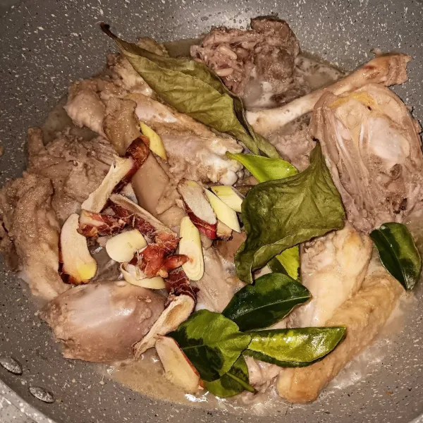 Tuang air. Masukkan juga lengkuas, sereh, daun salam dan daun jeruk. Bumbui garam, kaldu bubuk dan gula pasir. Masak sampai setengah empuk.