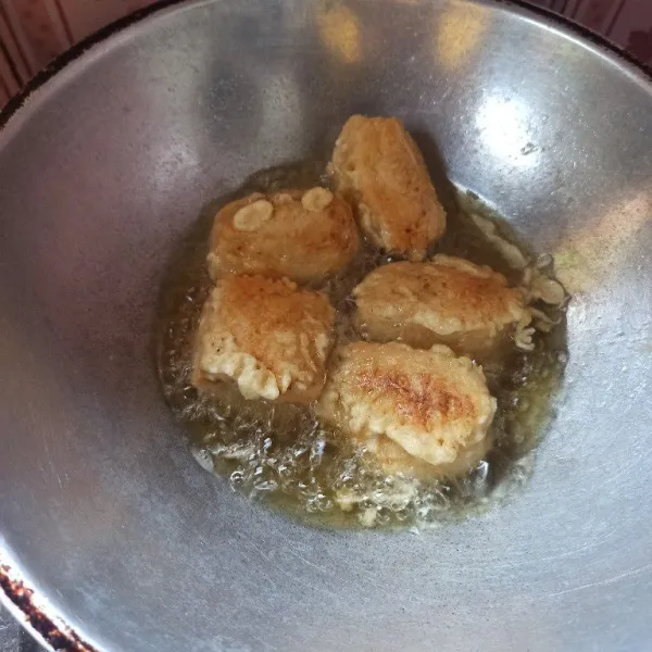 Balik ke sisi satunya goreng hingga kedua sisi matang sempurna.