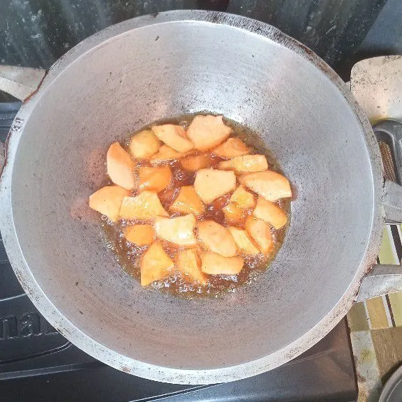 Panaskan minyak goreng ubi sampai matang angkat, tiriskan.