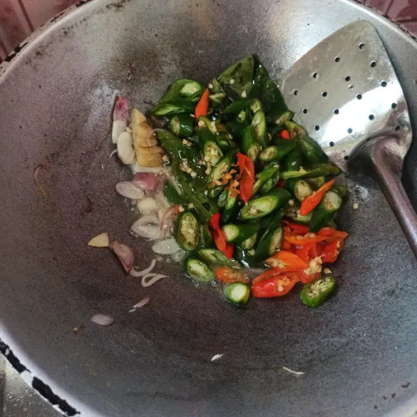 Setelah bumbu matang masukkan cabai rawit dan cabai hijau aduk sampai layu.